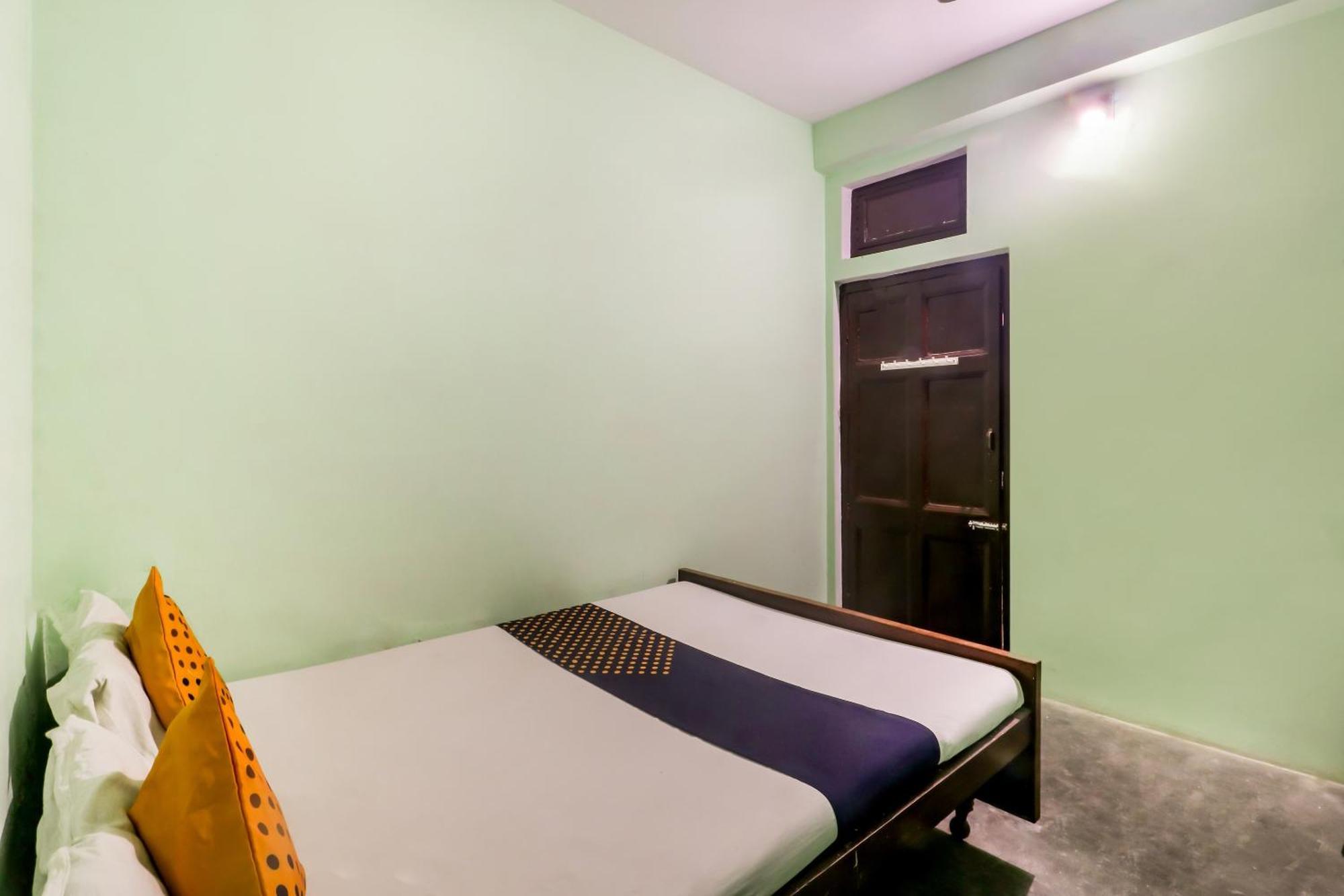 Spot On Mishra Guest House พาราณสี ภายนอก รูปภาพ