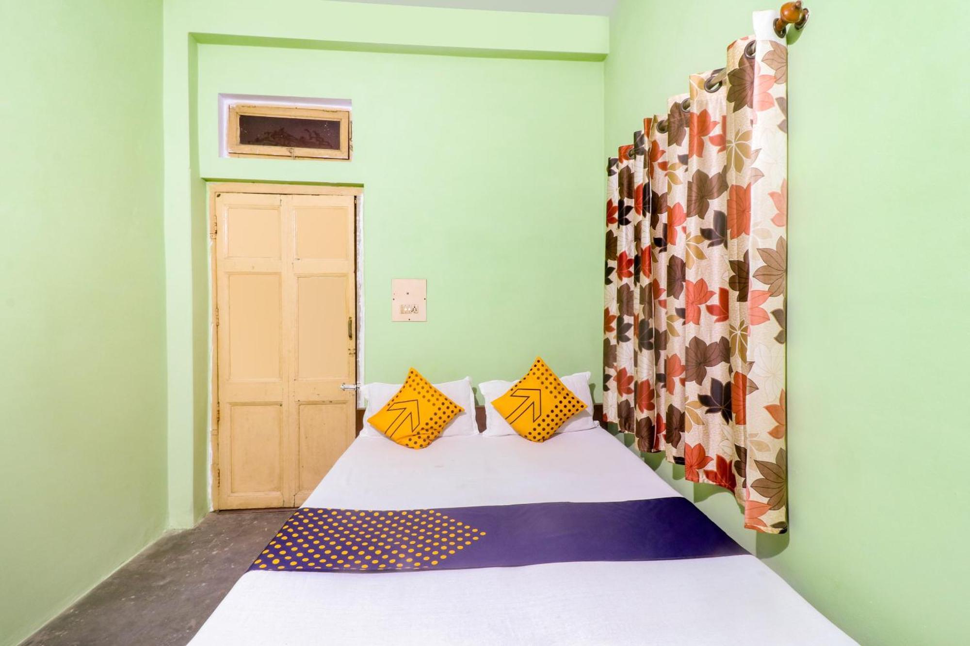 Spot On Mishra Guest House พาราณสี ภายนอก รูปภาพ