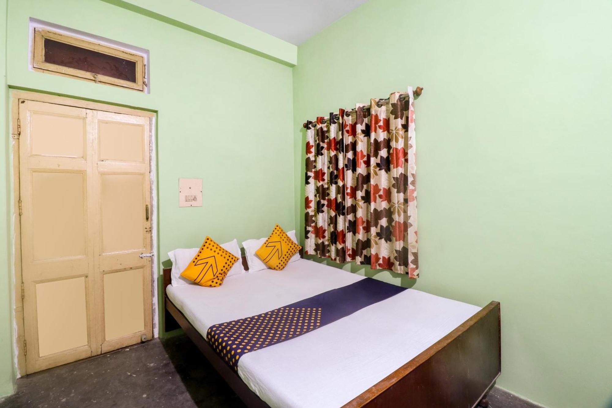 Spot On Mishra Guest House พาราณสี ภายนอก รูปภาพ
