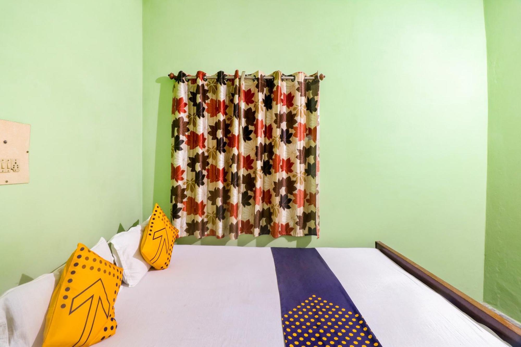 Spot On Mishra Guest House พาราณสี ภายนอก รูปภาพ